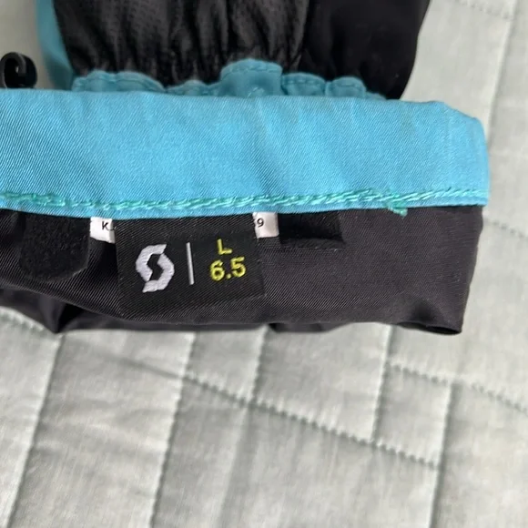 Ski/snowboard gloves. Fit kids M/L . Very good condition. Blue with black palms - Picture 3 of 4
